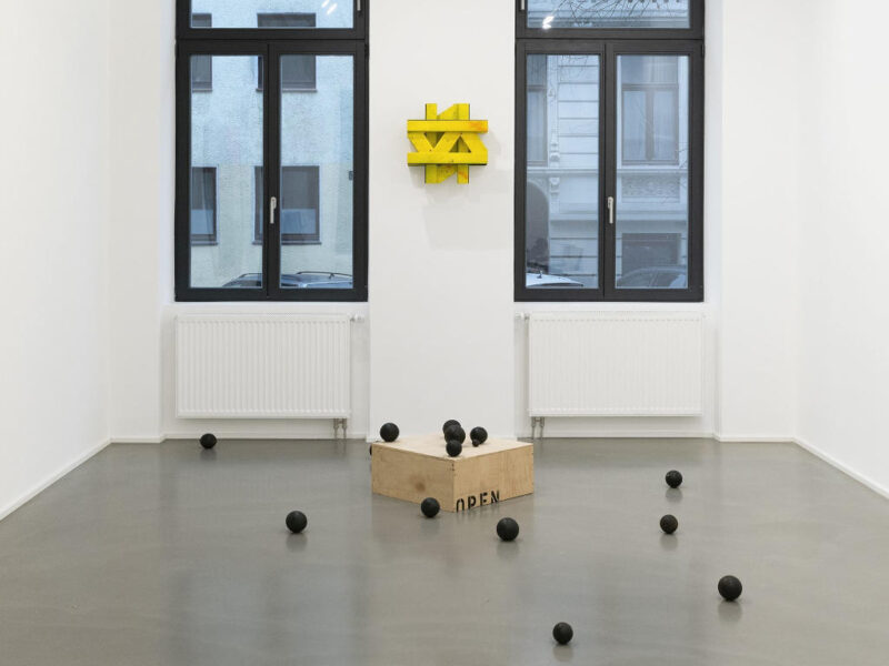 Gott würfelt nicht, 2018 | Peri beams, plinth, steel ball, dimensions variable