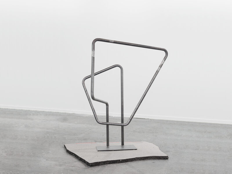 Platzhalter, 2015 | Stahl, Asphalt, Markierfarbe, 138 x 123 x 80 cm