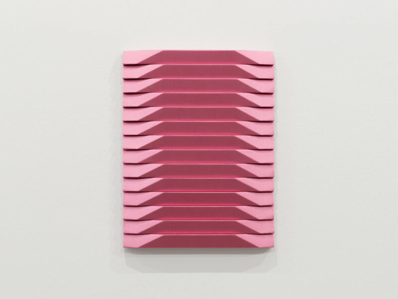 Satinbild (malve), 2021 | Stoff, Holz, 34 x 27 x 3 cm | Roman Gysin