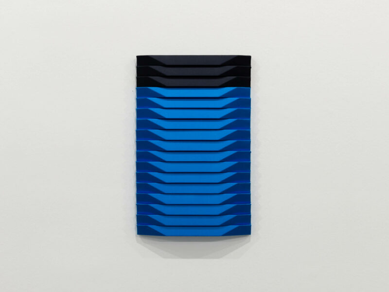 Satinbild (schwarz, blau), 2021 | Stoff, Holz, 42 x 27 x 3 cm | Roman Gysin