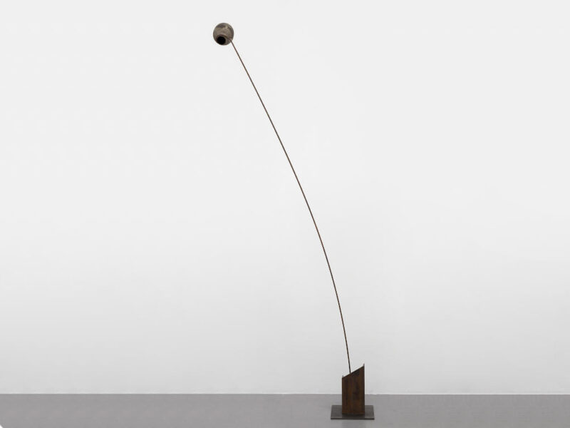 Schwarzes Loch, 2014 | vase, steel, C-beam, 270 x 30 x 30 cm