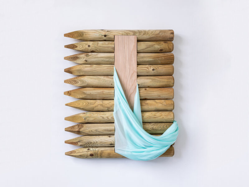 Wall Fence I, 2021 | Holz, Stoff, 89 x 76 x 15 cm | Roman Gysin