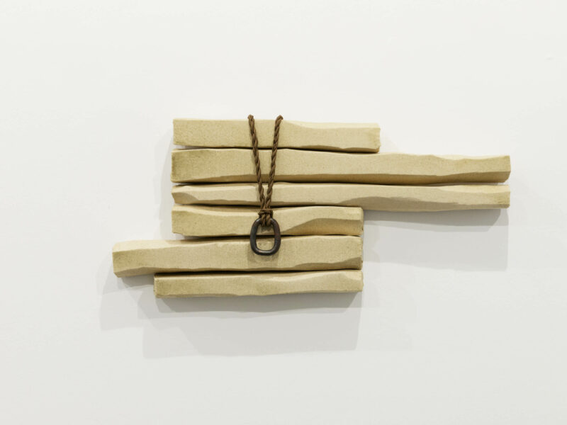 Wandstück III, 2021 | Stoff, Holz, Leim, mineralische Erde, Metall, 32 x 68 x 8 cm | Roman Gysin