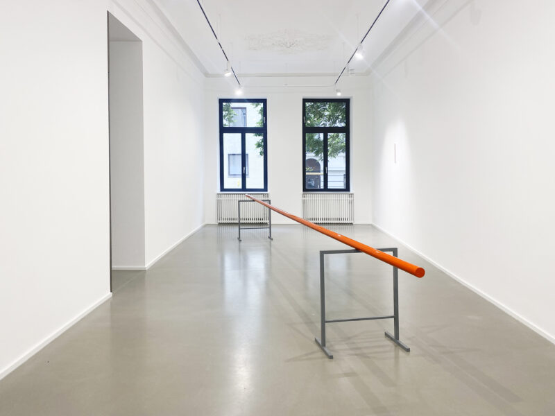 Die Erhabenheit der Linie, 2022 | lacquer on mild steel, lacquer on wood, 2-part 700 x 62 cm, ø 6 cm; 37.5 cm, ø 0.5 cm