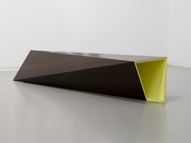 No. 1146 Bench, 2022 | Farbe, Walnussfurnier auf MDF, 50 x 220 x 44 cm  