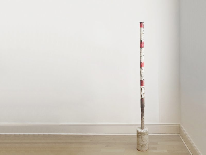 Pfahl, 2022 | Beton, Stahl, Lack, 90 x 7 x 7 cm | Kai Richter