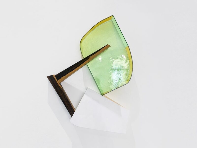 Odin (Cheeky Lou), 2022 | Holz, mundgeblasenes Glas, Lack auf Holz, 71 x 49 x 14 cm