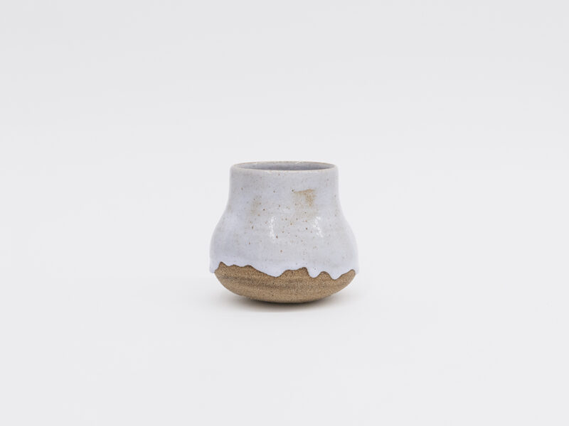 Lip Vase 2, 2015 | Lehm, Gießton, Neodym Glasur, 14 x 15 x 14 cm