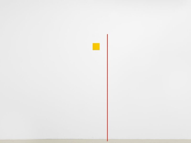 In Anlehnung an Gelb, 2024 | Lack auf Aluminium, 2-teilig, 180 cm, Ø 1.6 cm; 10 x 10 cm | Lutz Fritsch