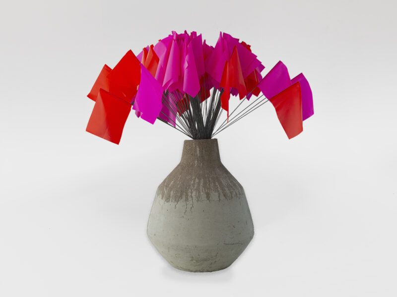Vase #1, 2024 | Beton, Orgelpfeife, Markierungsfahnen, 73 x 32 x 32 cm