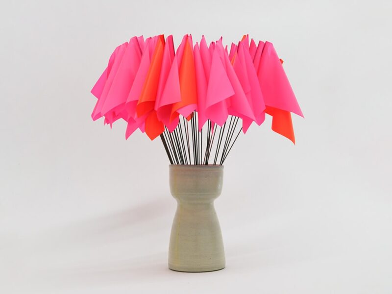 Vase #2, 2024 | Vase, Markierungsfahnen, 45 x 38 x 38 cm | Kai Richter