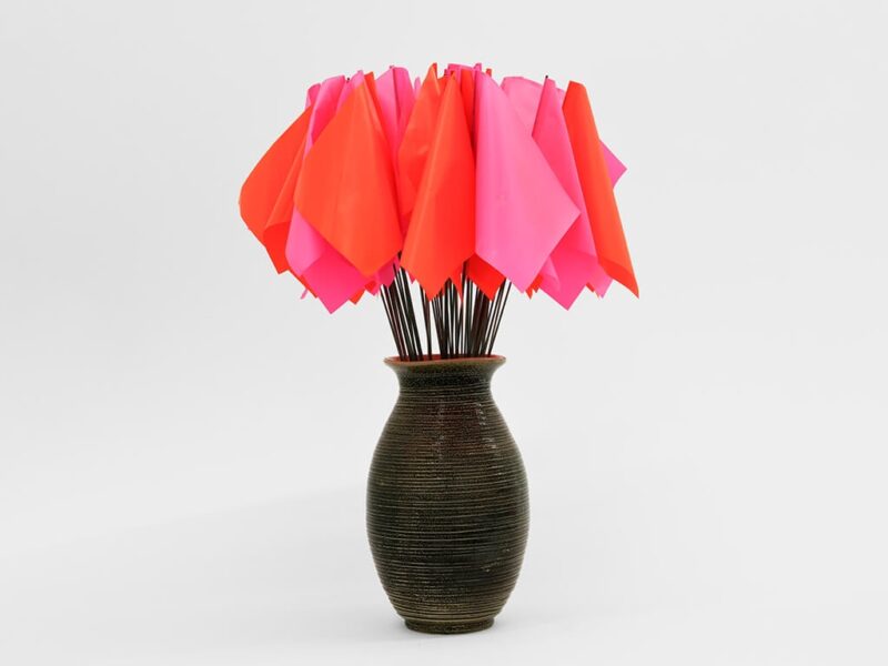 Vase #6, 2024 | Vase, Markierungsfahnen, 42 x 26 x 26 cm | Kai Richter
