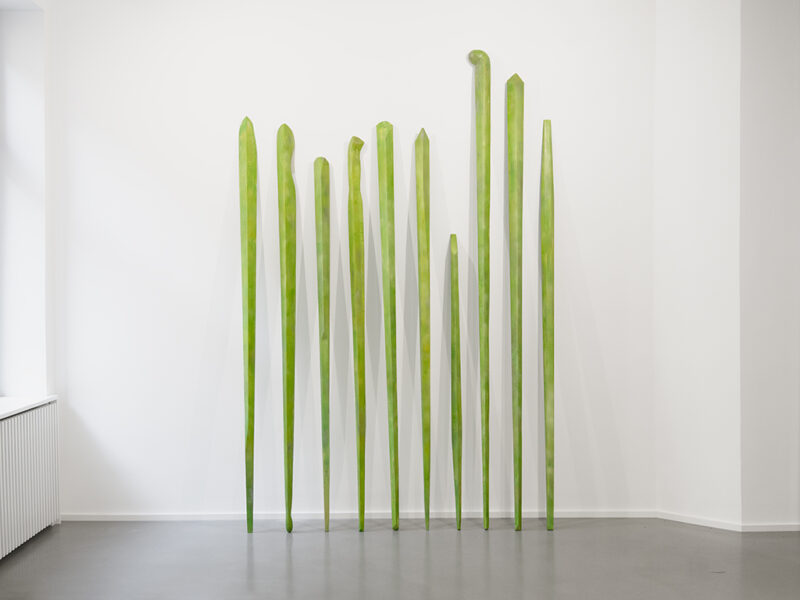 Jicksticks #1-#10, 2024 | Schichtholz, Spachtel, Sprayfarbe, Lack, 10 Unikate, je 180-296 x 11 x 9 cm
