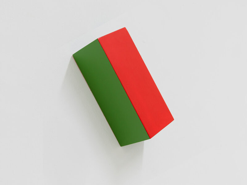 Bibliothek im Eis, 2004 | Lack auf Holz, 5 x 5 x 12.5 cm
