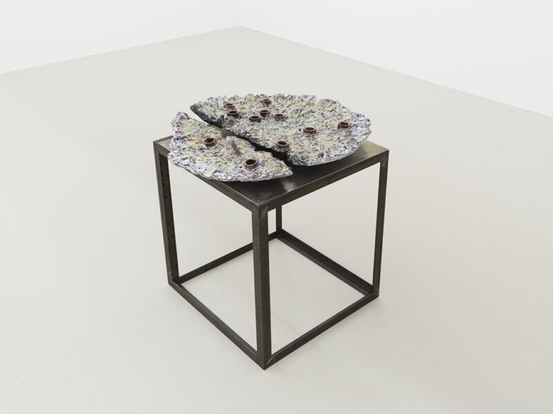 Tondo Broken, 2025 | ceramic glazed on steel plinth, 67 x 61 x 63 cm | Gereon Krebber