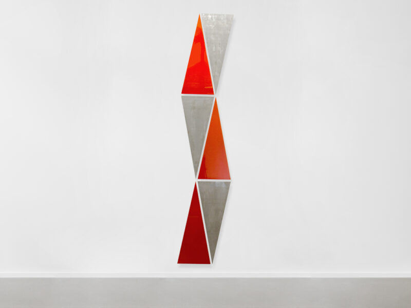 No. 615 L Triangles, 2015 | Stahl, Lack auf Aluminium, 6-teilig, zusammen 305 x 62 x 2 cm