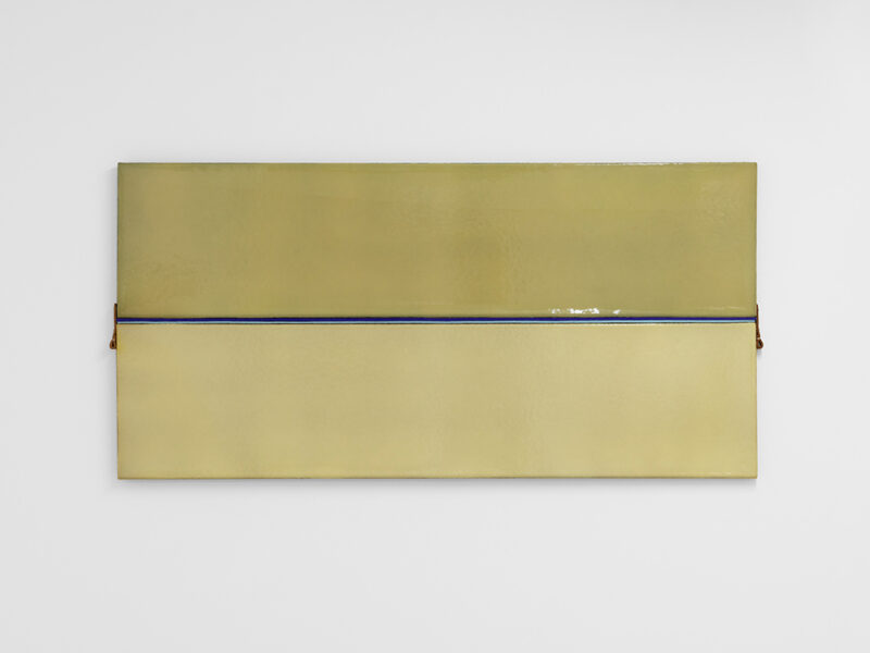 Drop it too, 2010 | Stoff, Polyurethan, Filz, Leder, Holz, 71 x 145 x 4 cm